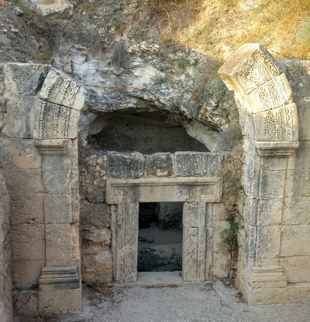פתח של אחת ממערות המנורה בבית שערים